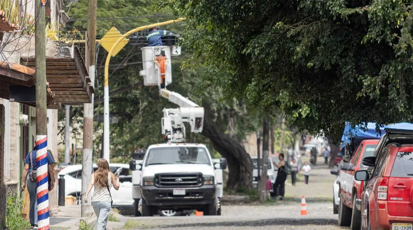 Reparación de uno de los semáforos que se encuentran en el tramo de Ajijic. Foto: Cortesía.