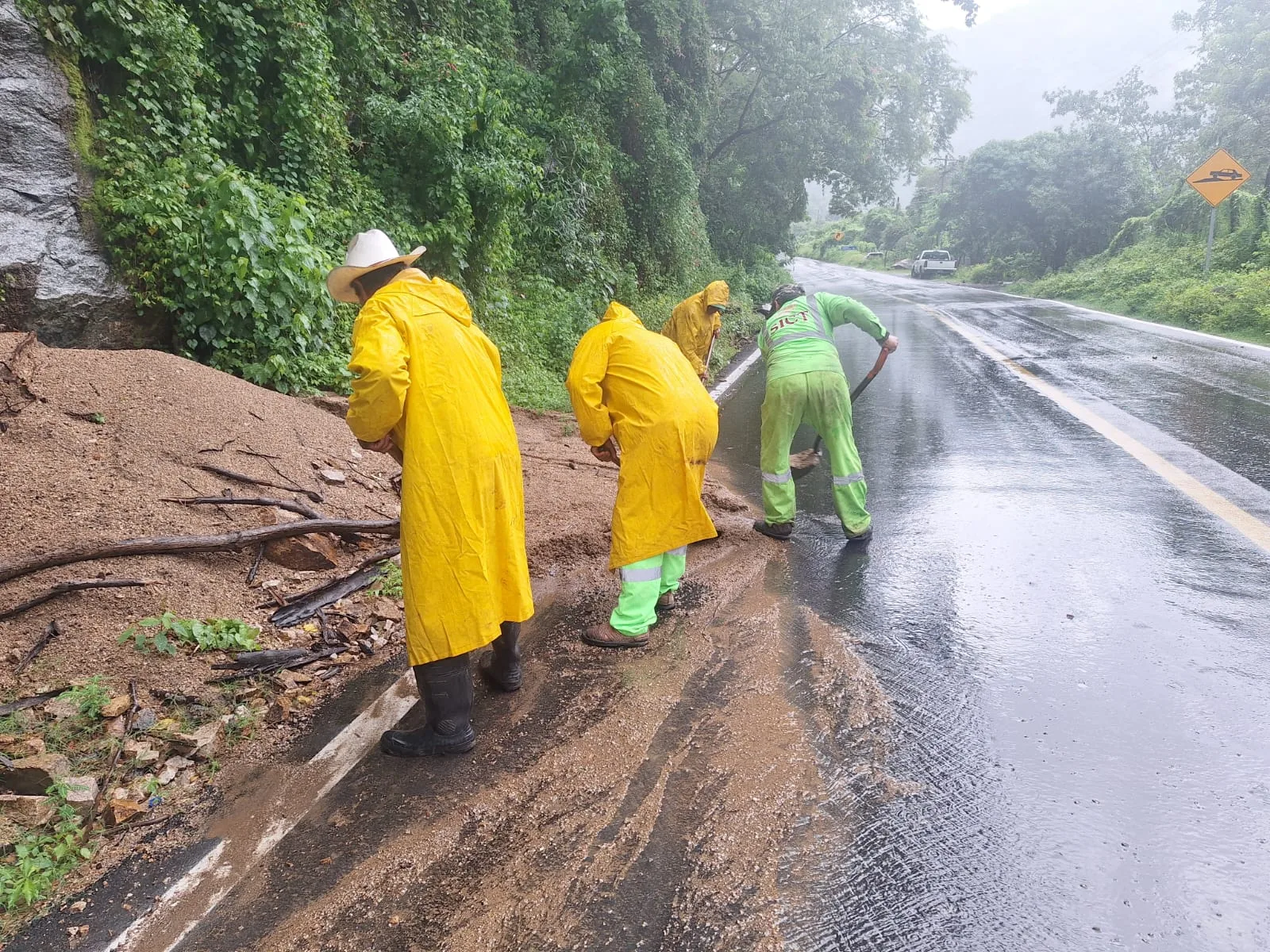 Personal de la SICT realiza labores de limpieza tras un derrumbe en una carretera federal de Jalisco. Foto: Cortesía.