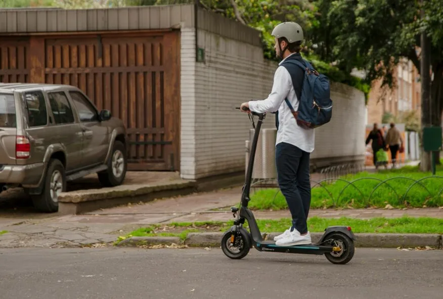 Persona haciendo uso de un patín eléctrico. Foto: Cortesía.