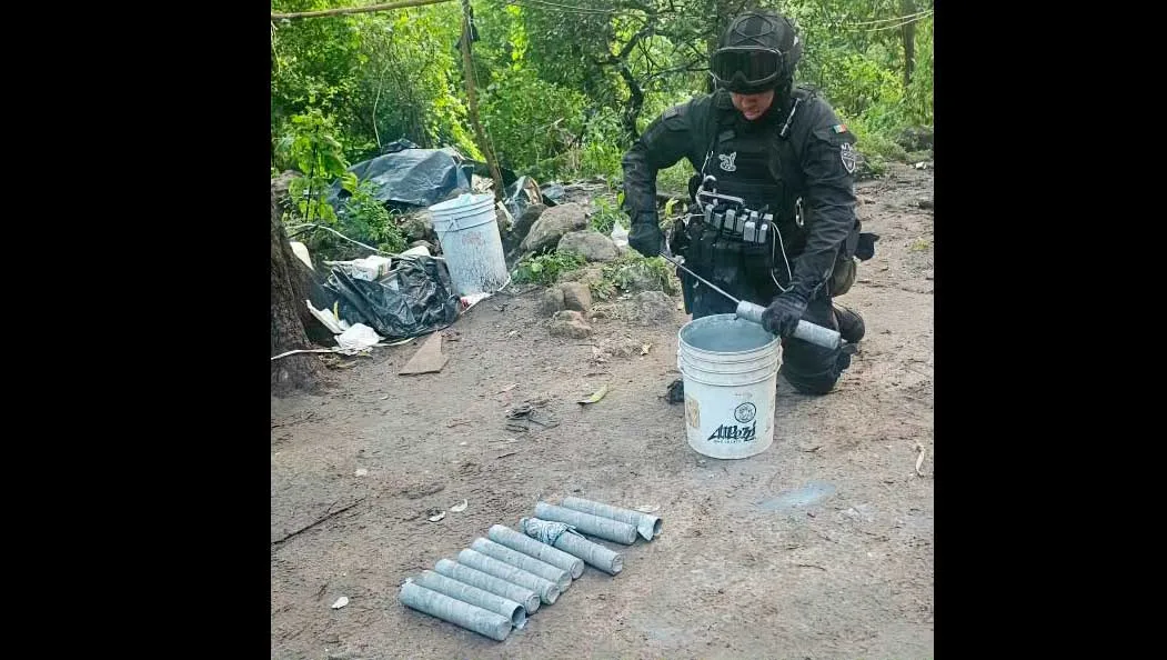 Elemento de la Policía Jalisco realizando detonaciones controladas. Foto: Cortesía.