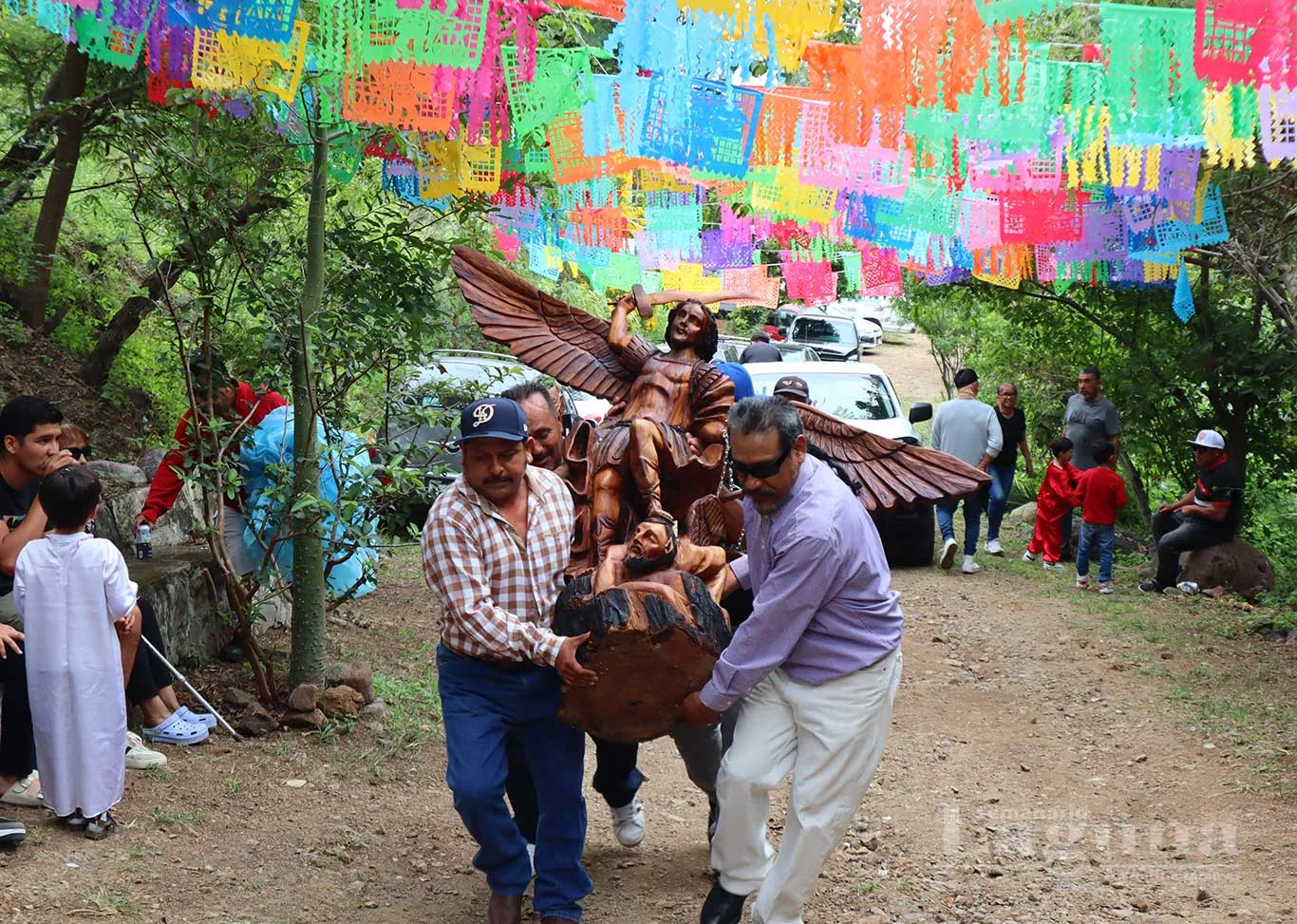 Imagen de San Miguel Arcángel a su llegada a la gruta ubicada al pie del cerro, al final de la calle Tempisque. Foto: Sofía Medeles.