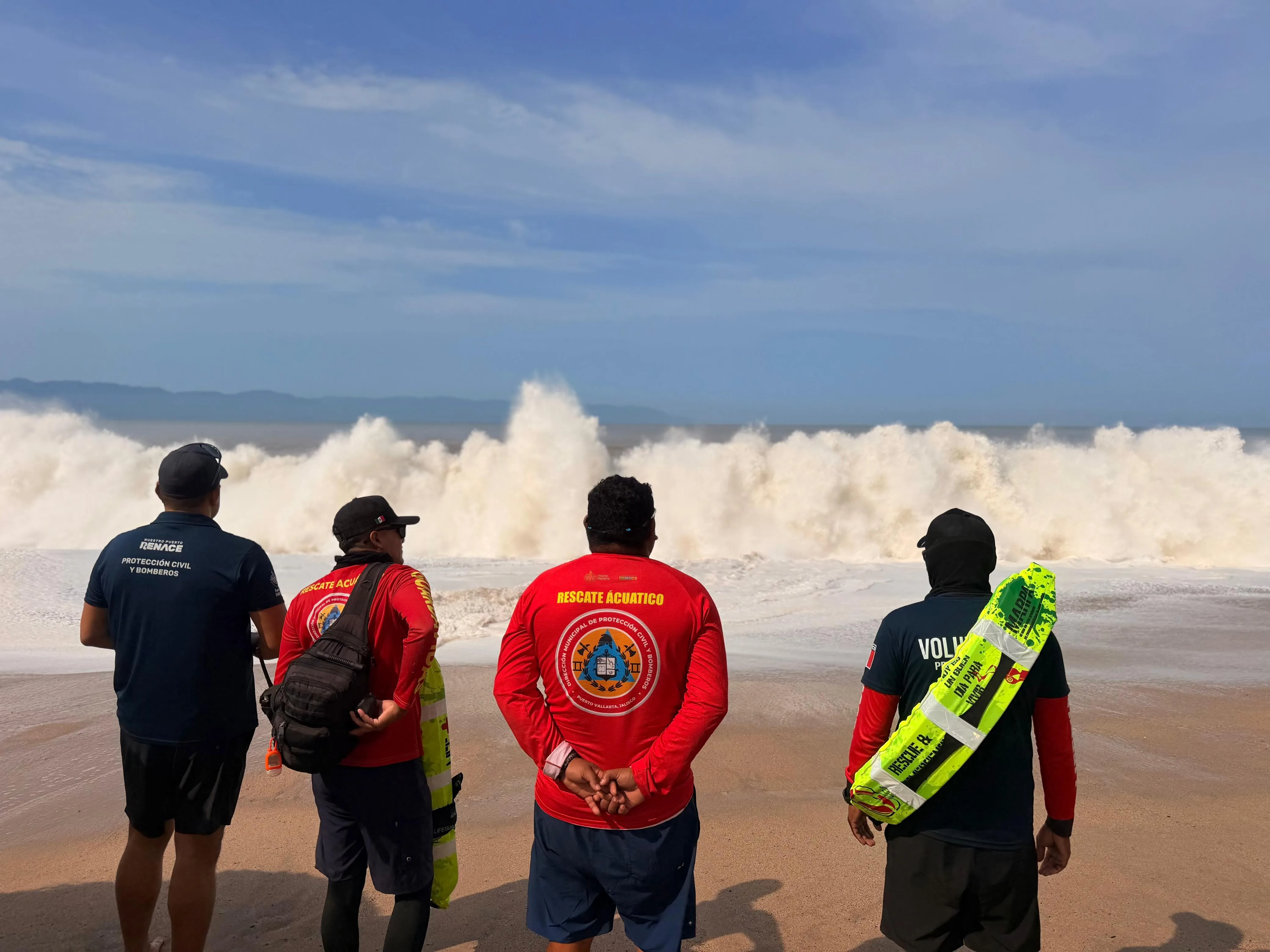 Parte del equipo de búsqueda de la turista arrastrada al mar. Foto: Cortesía.