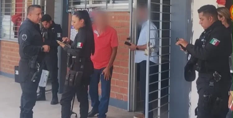 Autoridades en el interior de la secudaria de Zapopan tras el reporte de un cartucho de arma de fuego portado por un estudiante. Foto: Cortesía.