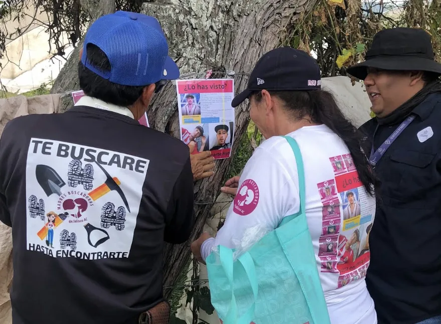 Pega de carteles realizada en Jocotepec, al igual que en Tuxcueca. Foto: Cortesía.