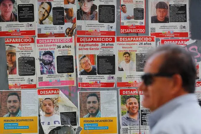 Carteles de búsqueda de personas en una pared de la vía pública. Foto: EFE/Francisco Guasco.