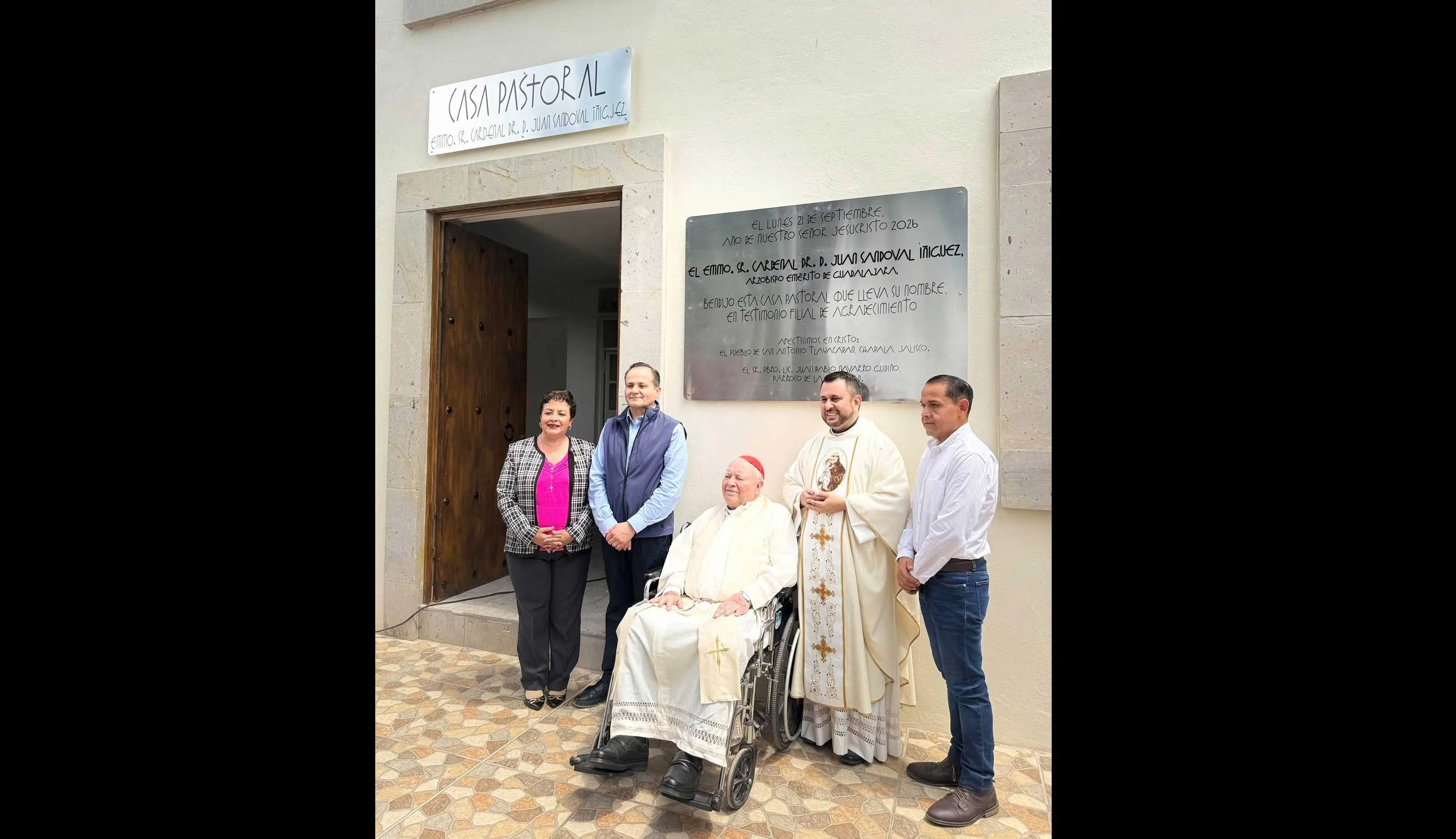 El cardenal Juan Sandoval Íñiguez, el presidente municipal de Chapala, Alejandro Aguirre Curiel, el párroco Juan Pablo Navarro Gudiño y funcionarios municipales durante la celebración por los 20 años de la Parroquia de San Antonio de Padua.