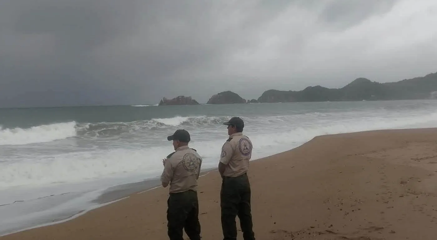 Protección Civil Jalisco mantiene vigilancia en las playas de la costa del estado ante el oleaje generado por el huracán Rachel. Foto: Protección Civil Jalisco.