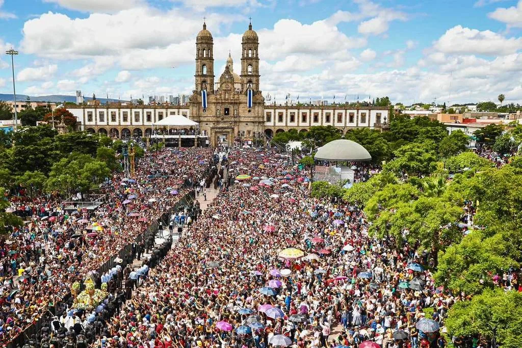 Peregrinos en la ceremonia religiosa tras la llegada de la Virgen de Zapopan a su recinto. Foto: Cortesía.