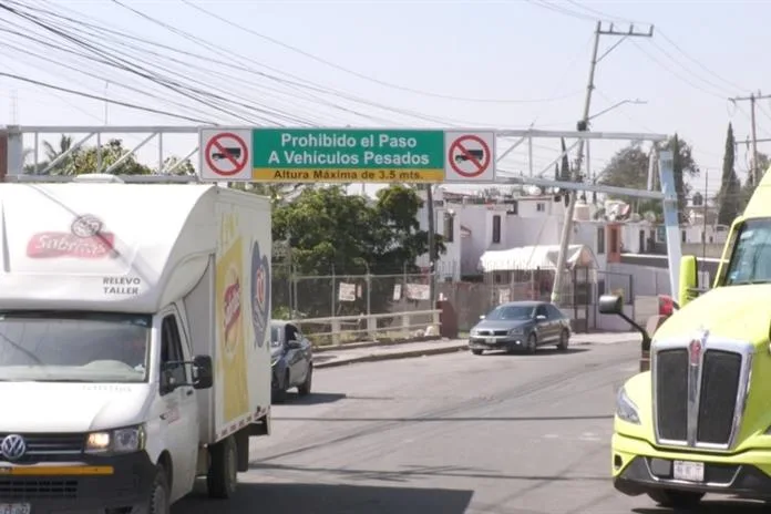 Unidad pesada detenida por la autoridad vial en Ocotlán. Foto: Medios UdeG.