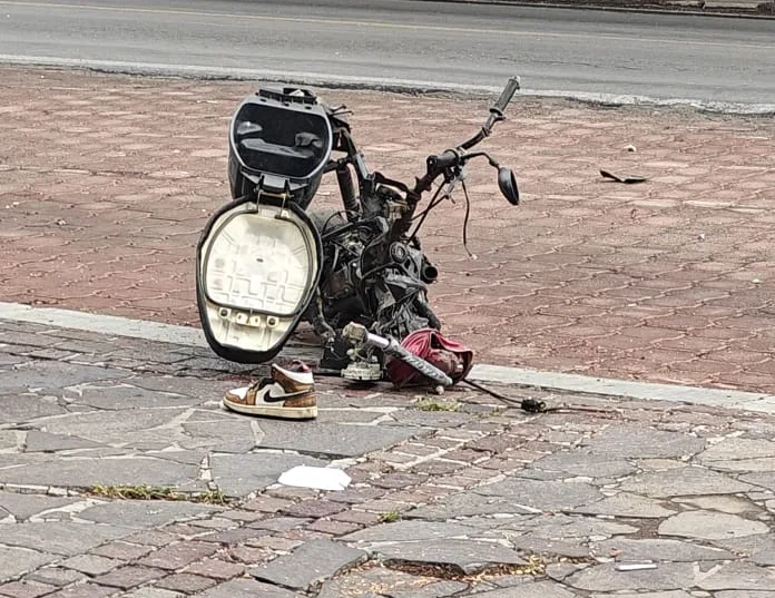 Motocicleta destrozada tras el choque con un auto. Foto: Semanario Laguna.