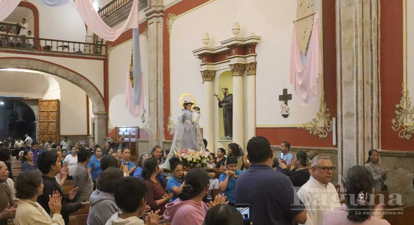 Llegada de la Virgen del Rosario a la parroquia de San Andrés Apóstol. Foto: Sofía Medeles.
