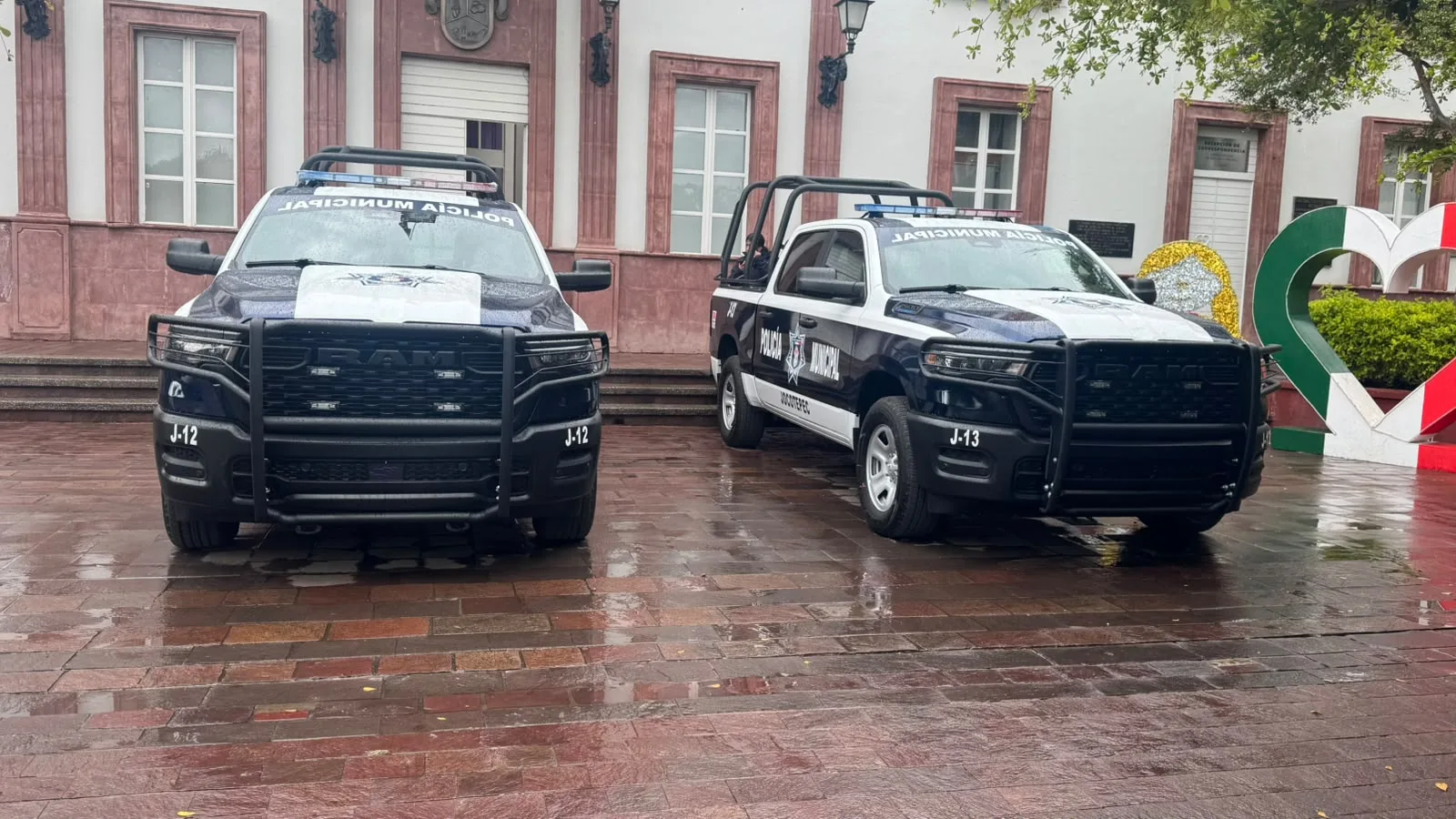Las dos RAM 1500 que el Gobierno de Jocotepec adquirió para reforzar la seguridad del municipio. Foto: Gobierno de Jocotepec.