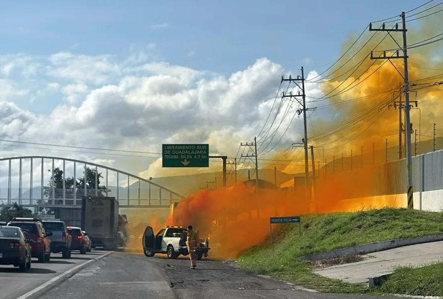 Camión de carga con fuga de ácido nítrico sobre la carretera Guadalajara a Chapala. Foto: Cortesía.