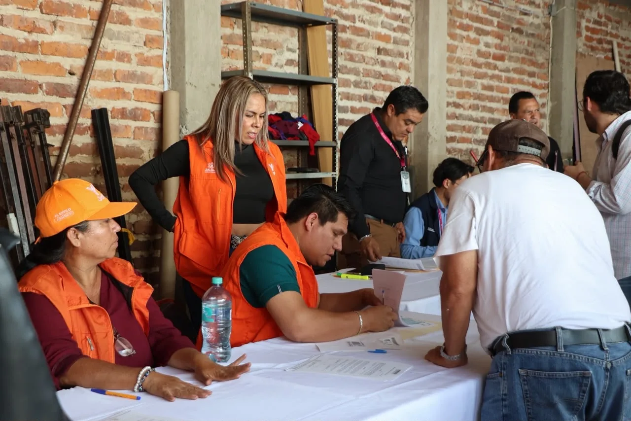 Parte del proceso de entrega de apoyos a damnificados de Zapotlanejo. Foto: Cortesía.