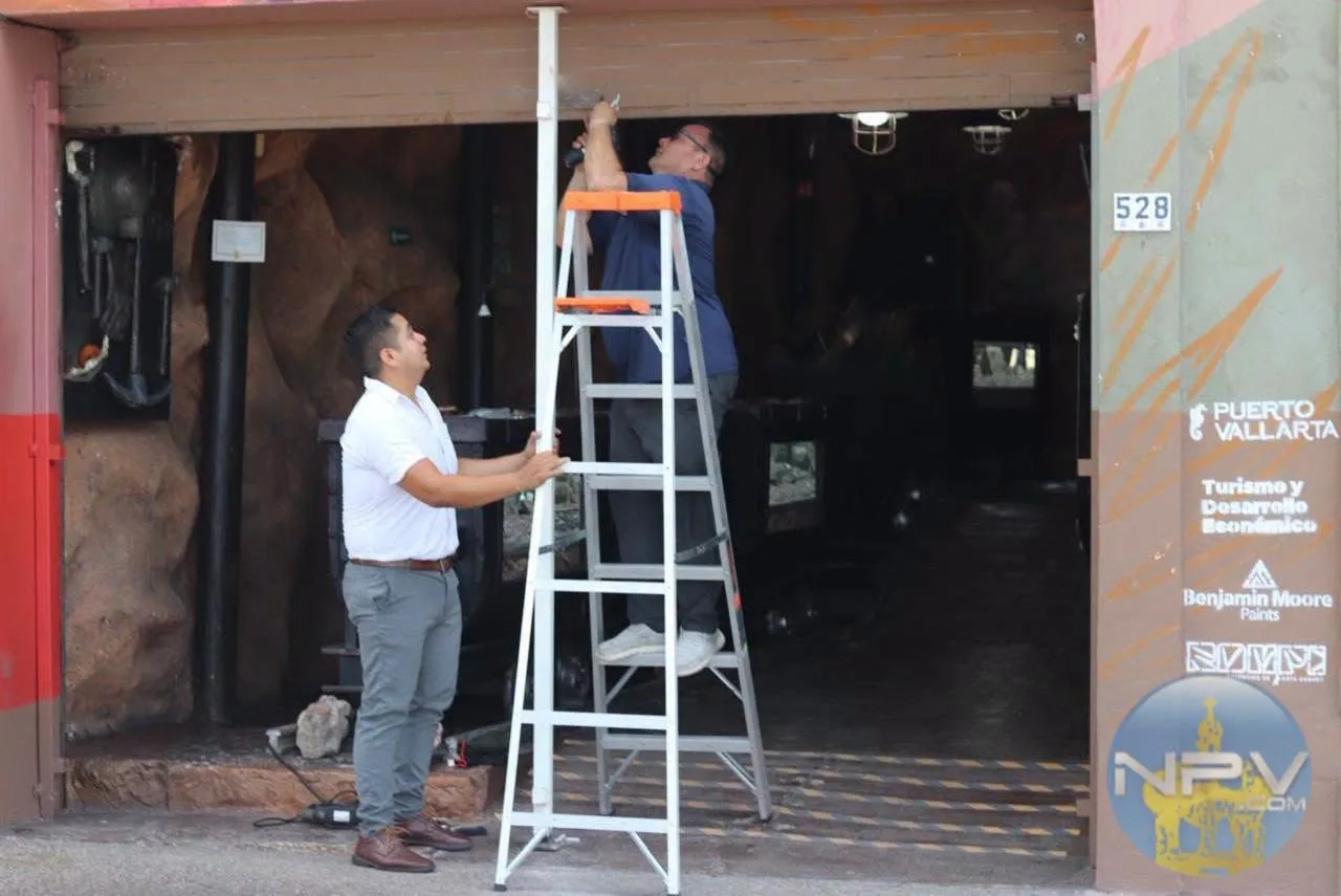 Comerciantes de Puerto Vallarta colocan tablas y protecciones en sus establecimientos ante la llegada del huracán Simón. Foto: Cortesía.