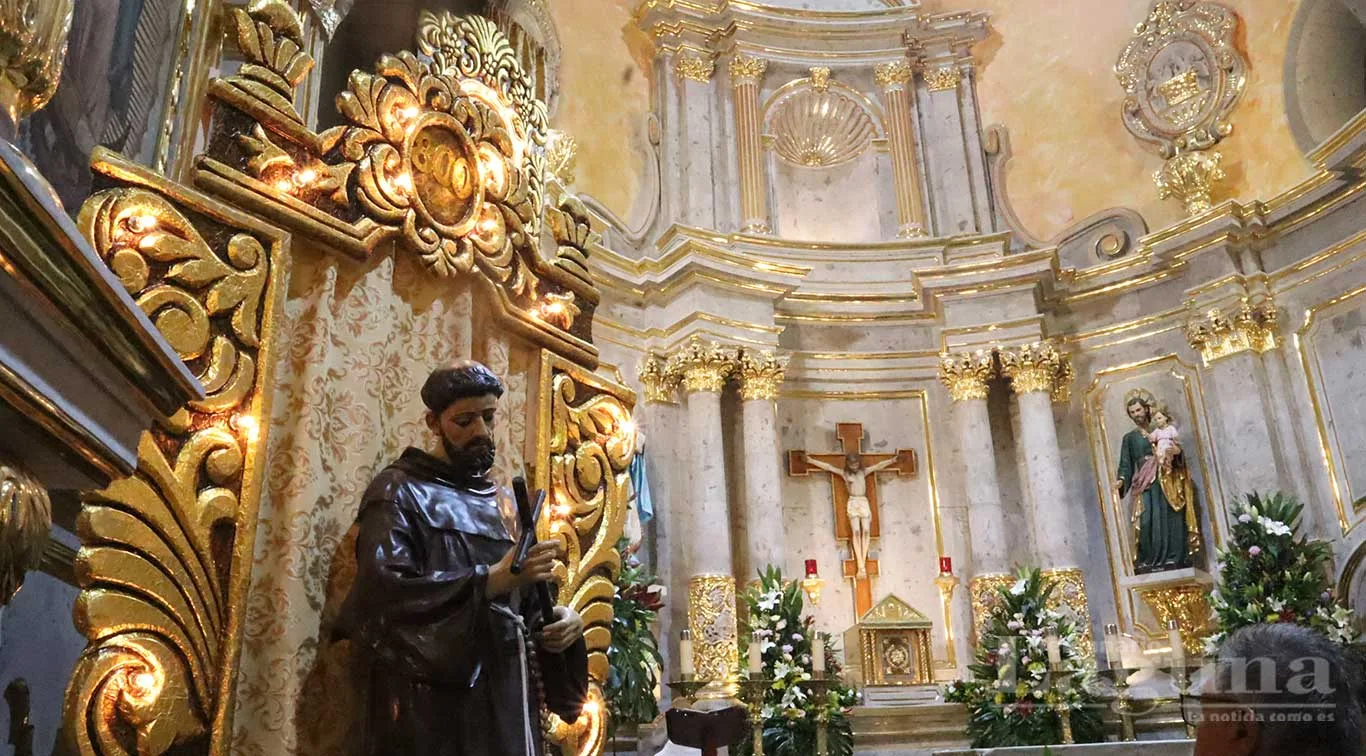 La imagen original de San Francisco de Asís fue bajada del retablo con motivo de los 800 años de su Pascua. Foto: D. Arturo Ortega.