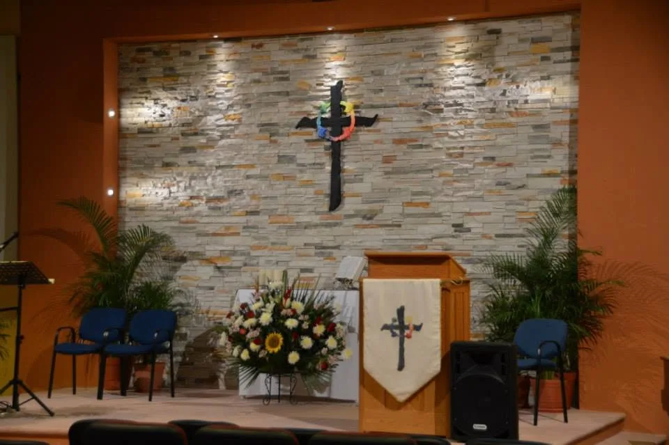 Altar de la Iglesia Presbiteriana Lakeside. Foto: Facebook.