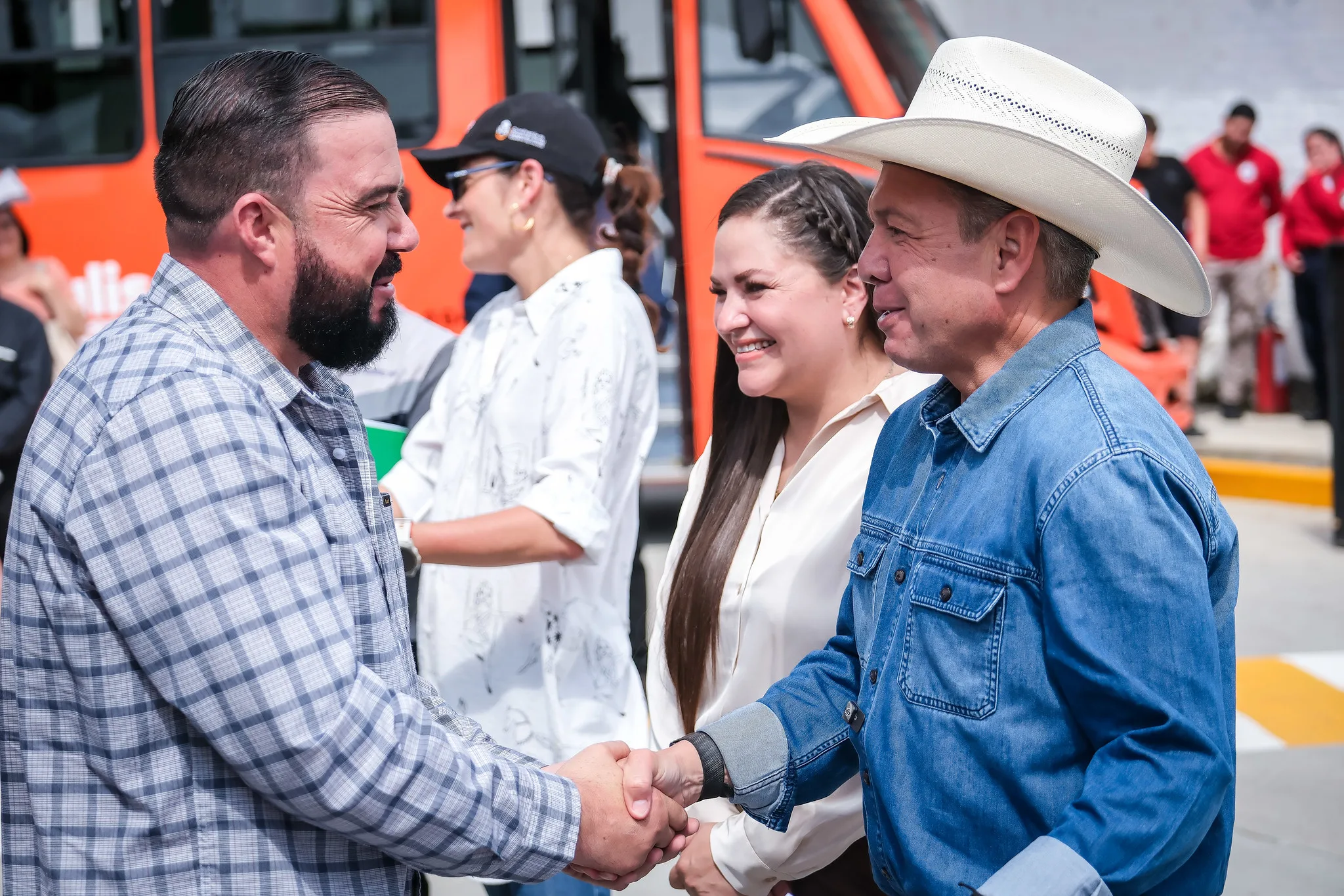 Hugo David García Vargas, presidente de Jocotepec, con el gobernador de Jalisco, Jesús Pablo Lemus Navarro, durante la entrega de vehículos escolares en Tecalitlán. Foto: Cortesía.