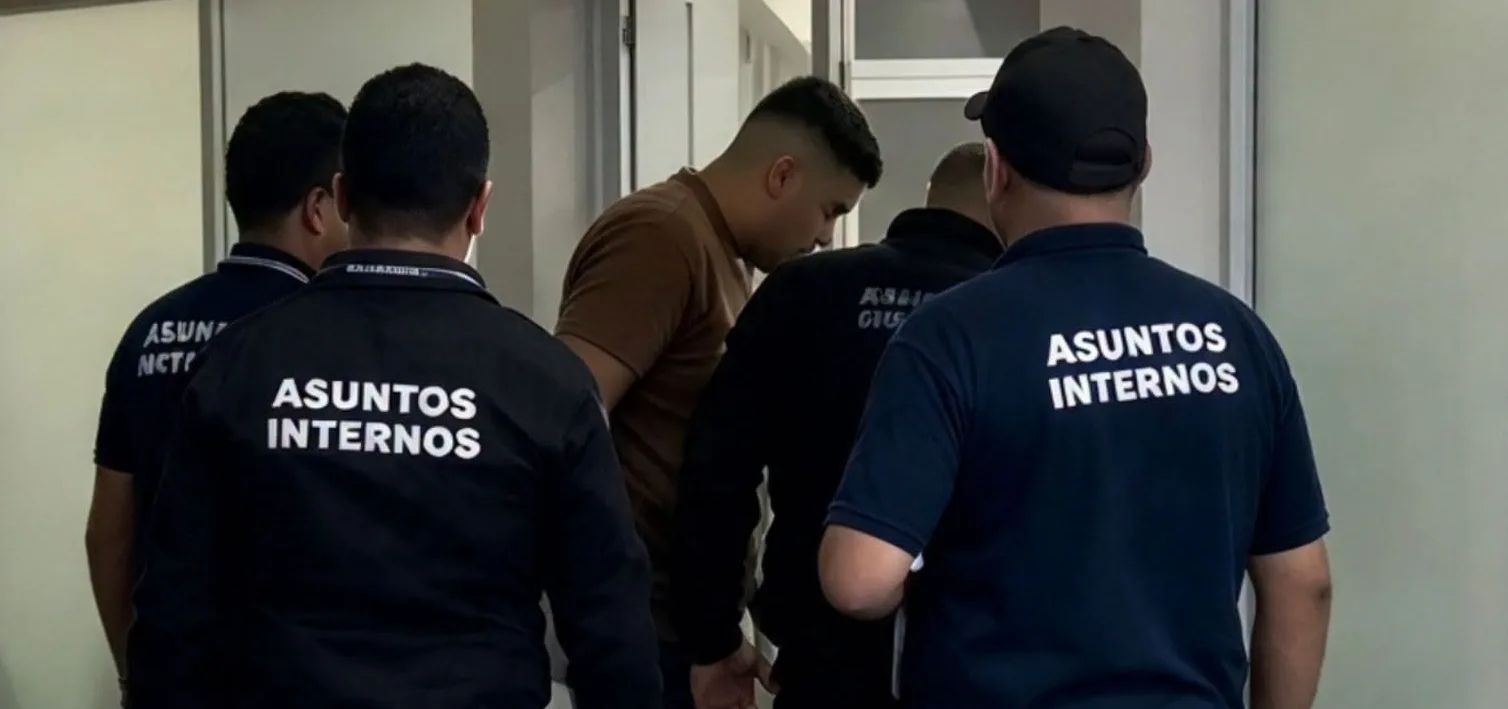 Uno de los elementos de seguridad que tendrá que responder por excederse con manifestantes en la marcha por el agua de Guadalajara. Foto: Cortesía.