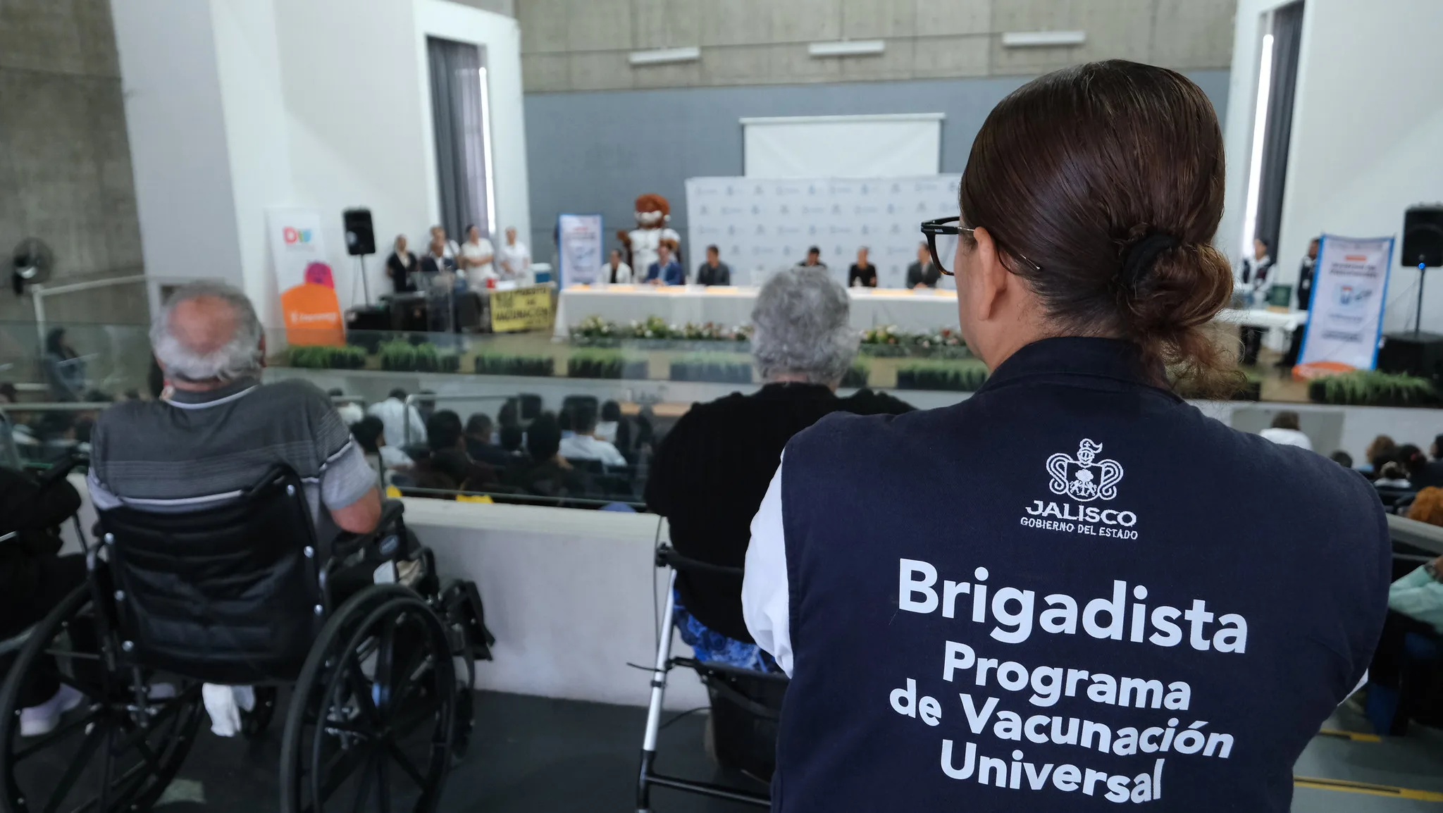 Una de las brigadistas de la SSJ perteneciente al programa de vacunación universal, durante el arranque de la campaña invernal. Foto: Cortesía.