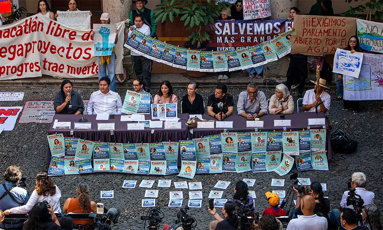 Representantes de colectivos de la Ribera de Chapala en el patio del Congreso de Jalisco. Foto: Mario Marlo / @Mariomarlo