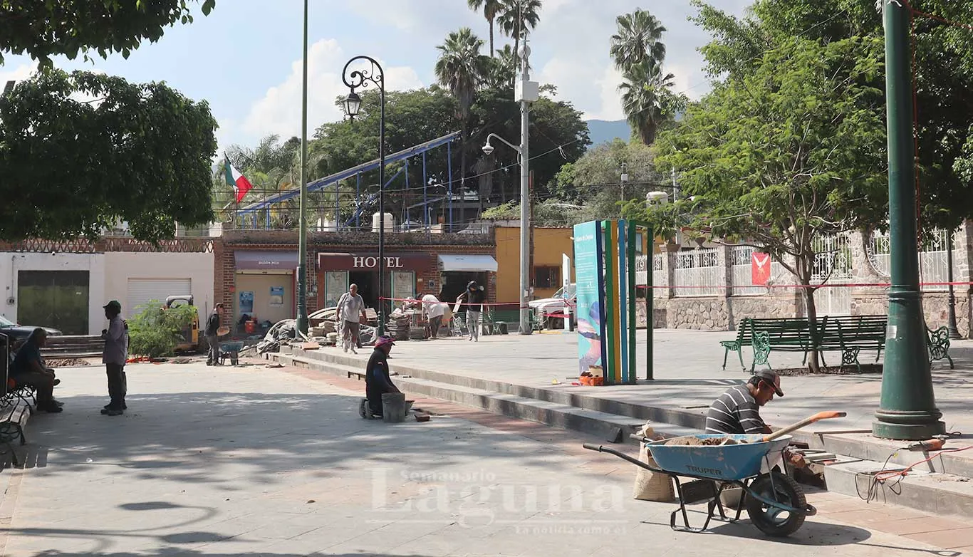 Trabajos de cableado oculto en la plaza principal de Ajijic. Foto: Sofía Medeles.