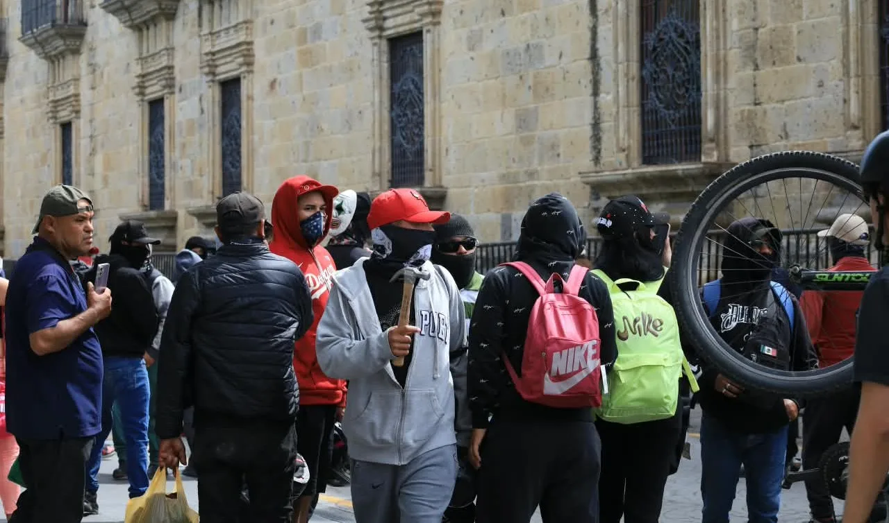 Algunos de los encapuchados que se infiltraron para generar violencia en la marcha por el agua. Foto: Cortesía.