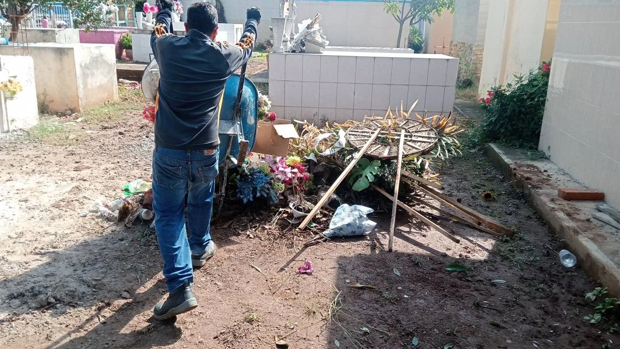 Los trabajos de limpieza de cementerios iniciaron a principios de octubre. Foto: Gobierno de Chapala.