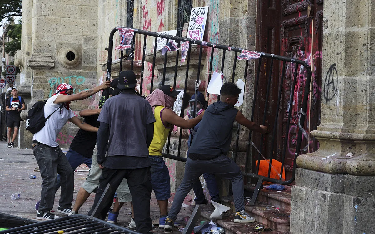 Parte de las acciones del llamado bloque negro en el centro de Guadalajara, luego de la marcha de integrantes de la sociedad civil. Foto: Reuters.
