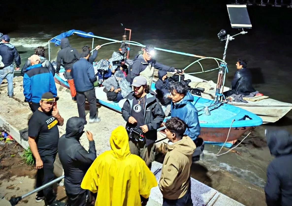 Uno de los momentos de filmación en la zona del embarcadero de Mezcala. Foto: Cortesía.