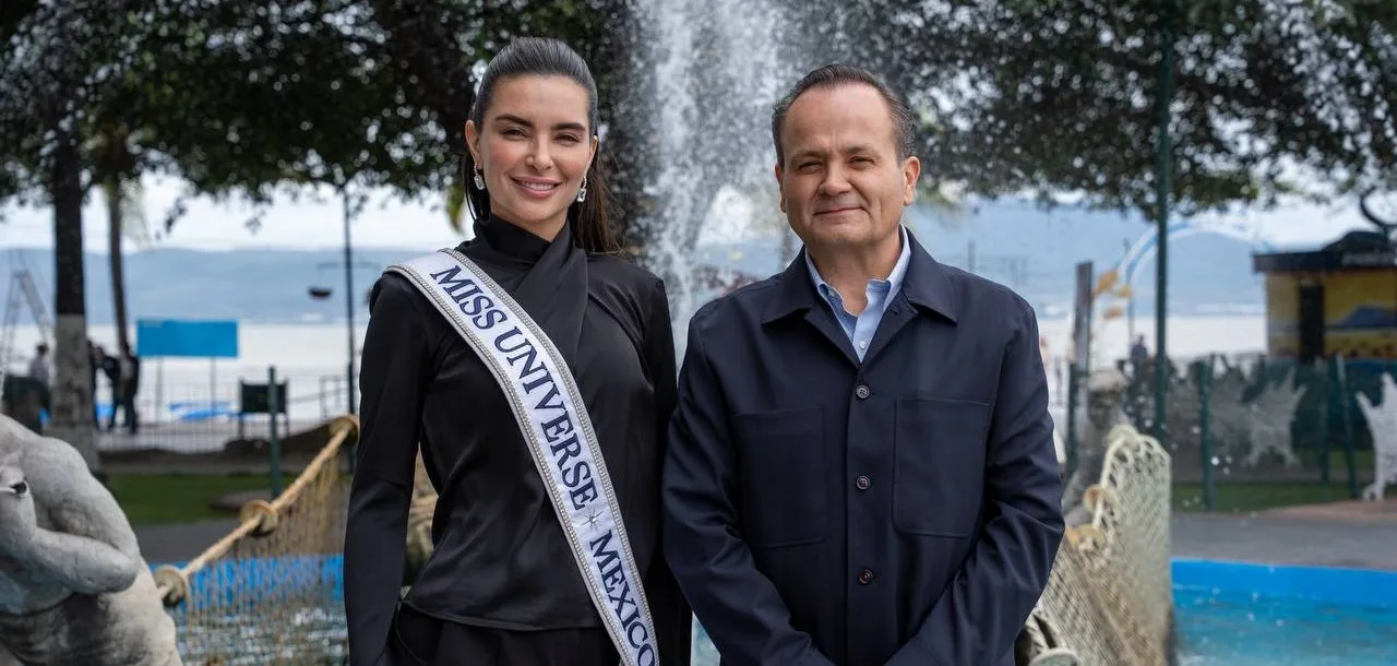 El alcalde de Chapala, Alejandro Aguirre, y Miss Universo México, María Vargas, en la fuente de los pescadores. Foto: Cortesía.