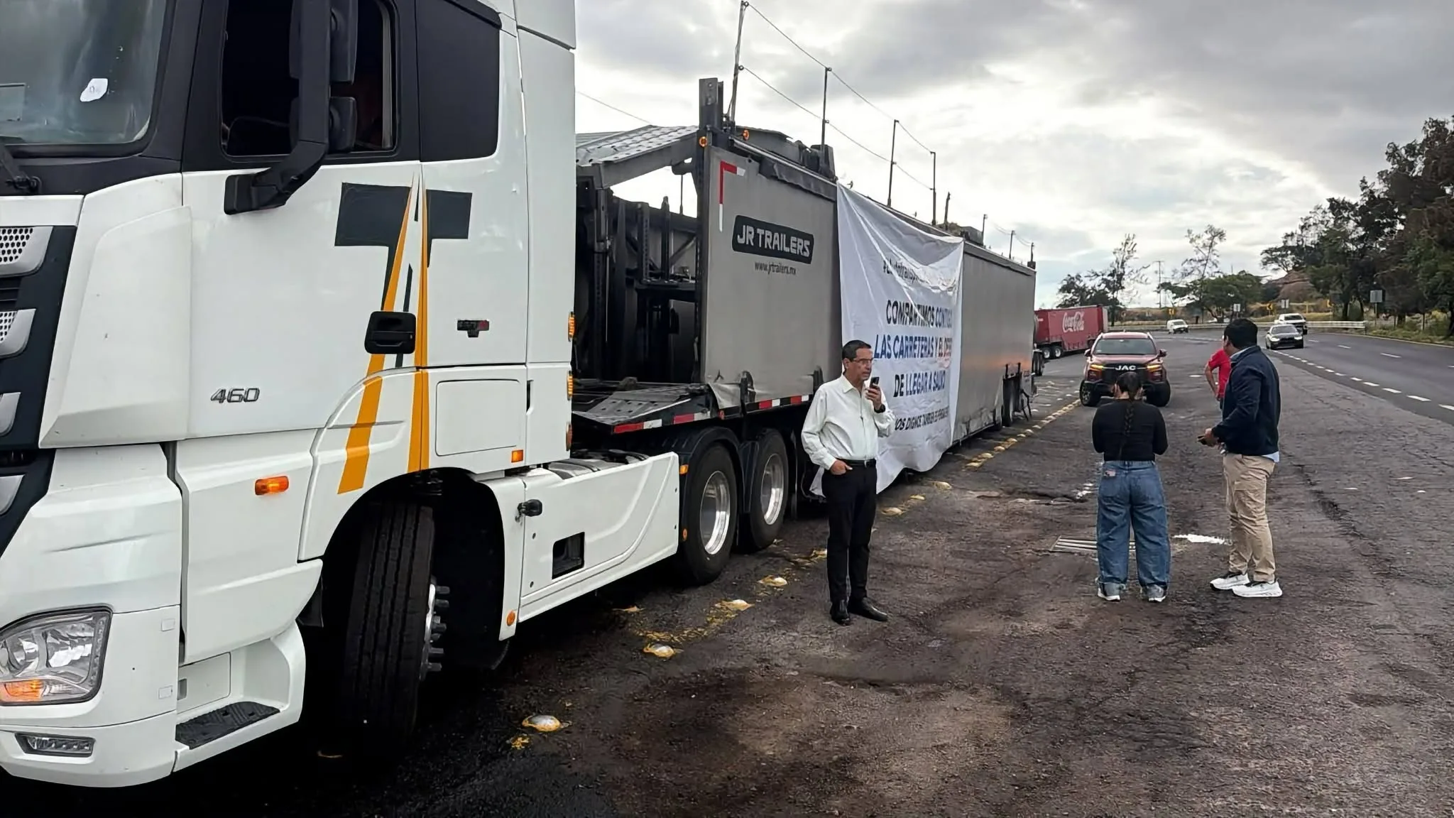Los transportistas han bloqueado la vía lateral de la carretera a Chapala y muestran lonas con mensajes en los que exigen seguridad en las vialidades del país. Foto: Facebook.