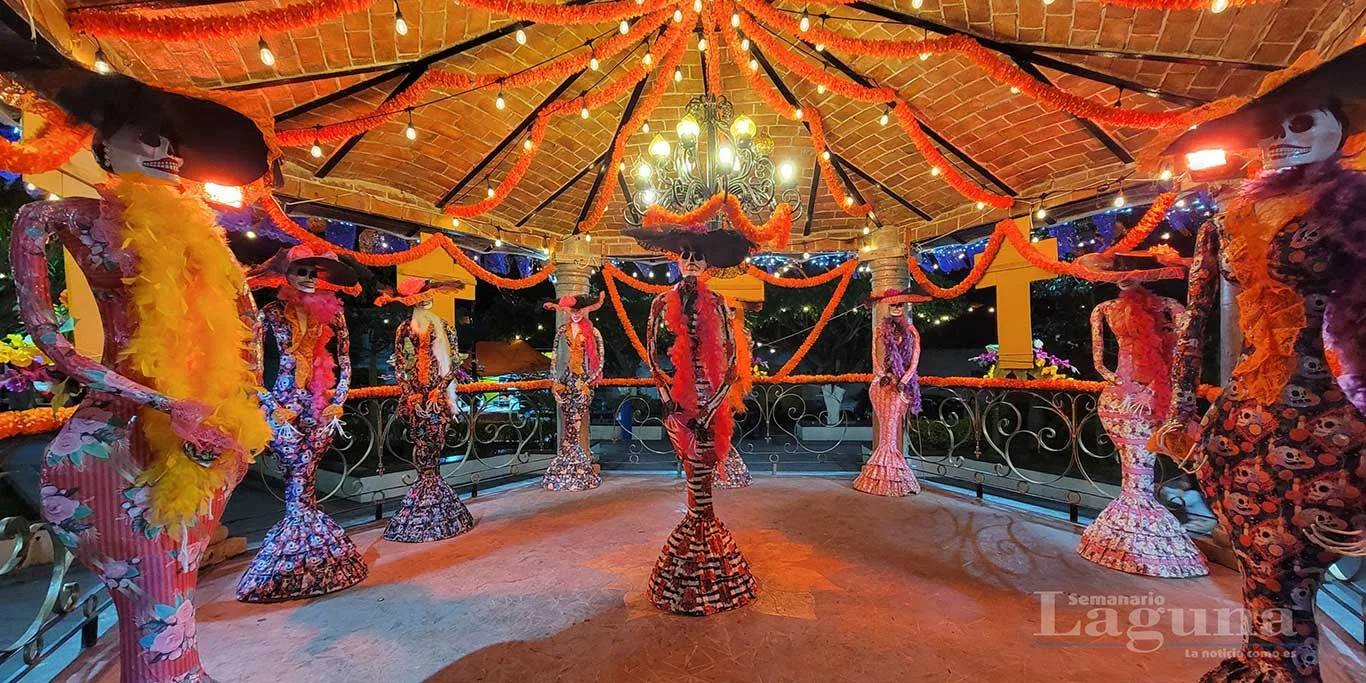 Decoración del kiosco de la plaza de Santa Cruz de la Soledad. Foto: D. Arturo Ortega.