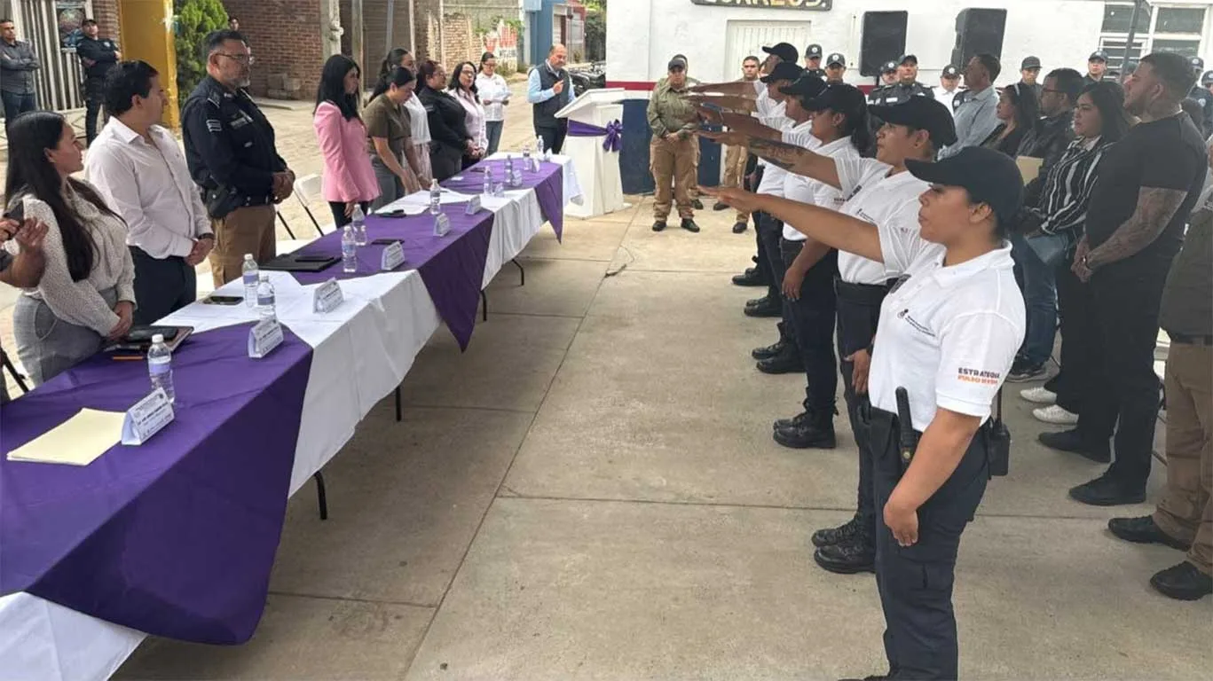 Toma de protesta a las mujeres que integran la unidad policial. Foto: Cortesía.