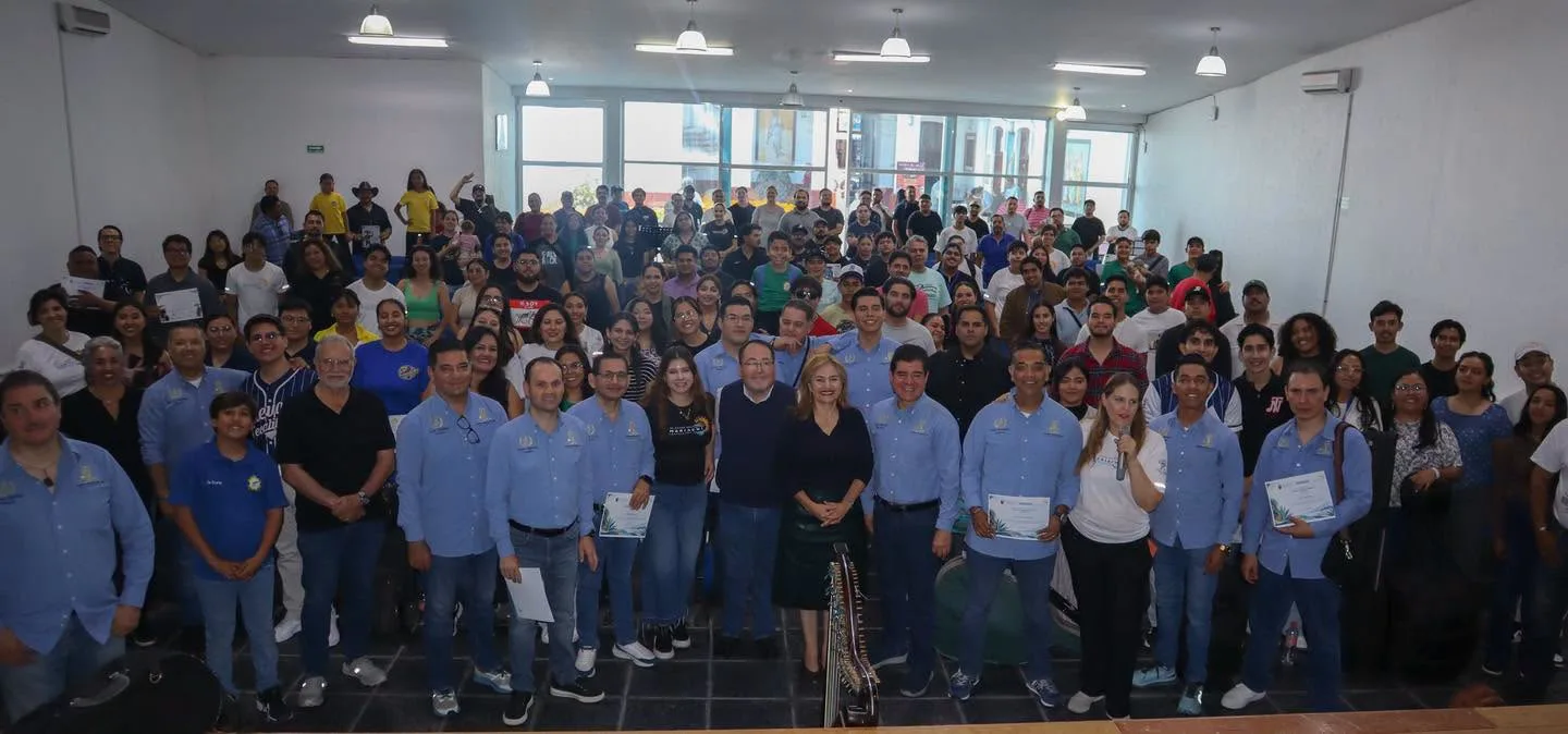 Personas que tomaron el taller junto a autoridades universitarias y municipales. Foto: Cortesía.