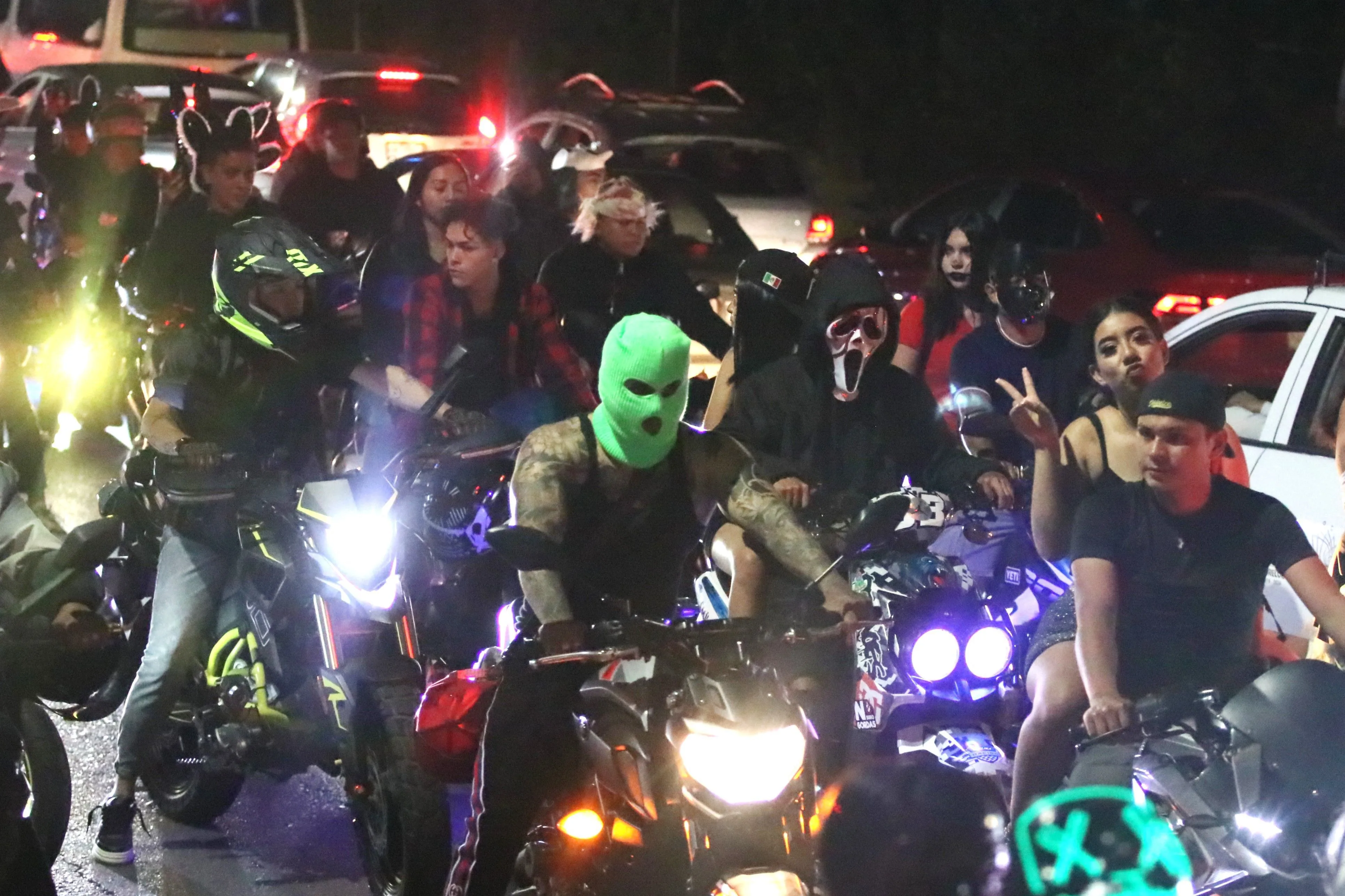 Grupo de motociclistas con disfraces durante una rodada de noche de halloween. Foto: Cuartoscuro.