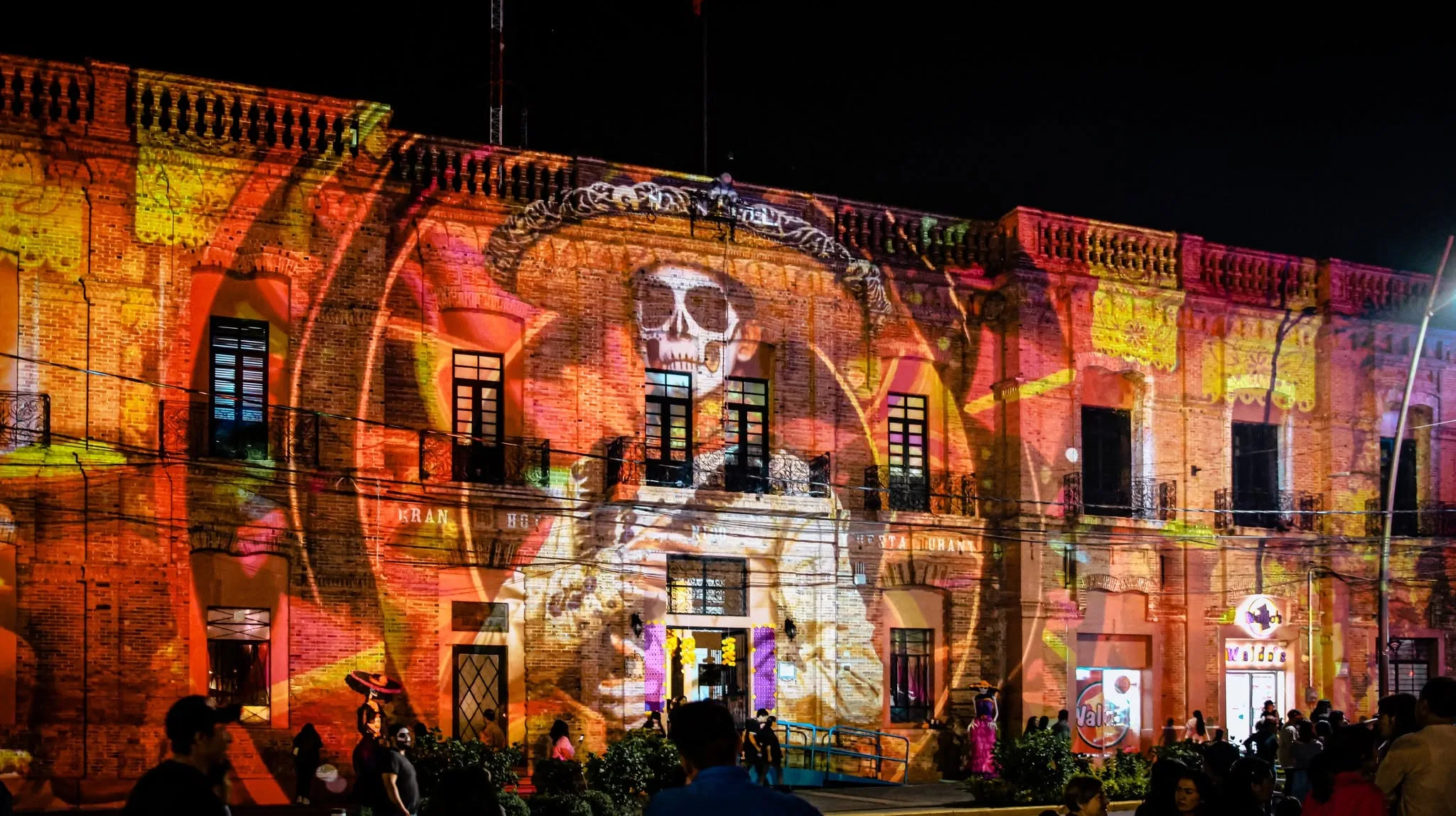 Video mapping proyectado en la fachada del edificio del Gobierno de Chapala durante la celebración de Día de Muertos del 2024. Foto: Gobierno de Chapala.